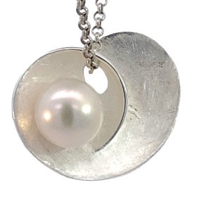 925 WH FW PEARL IN SCRATCH SPIRAL PEND  32X25 9.8g <br/>10093