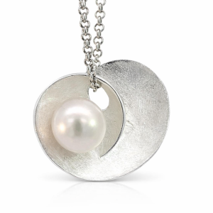 925 WH FW PEARL IN SCRATCH SPIRAL PEND  32X25 9.8g <br/>10093