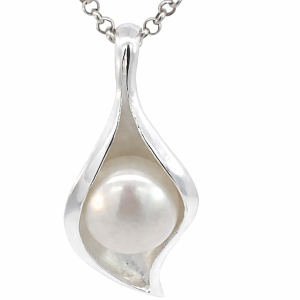 925 WH FW PEARL IN MATT LILY PENDANT - 39X17  8.7g <br/>10095