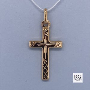 9CT YG HOL DIA CUT ETCHED CROSS - 30X14 - 0.8g <br/>610