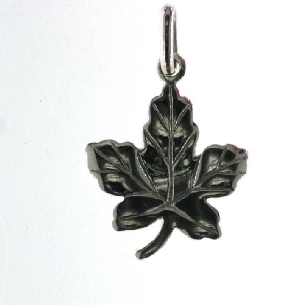 925 ETCHED MAPLE LEAF CHARM - 28X18 <br/>M10249