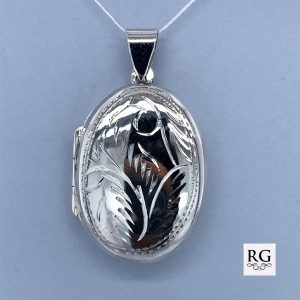 925 ENGRAVED OVAL LOCKET - 39X21 - 5.7g <br/>M10315