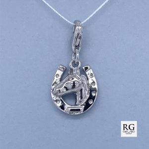 925 HORSE HEAD IN HORSESHOE CHARM - 24X12 - 1.9g  <br/>M10336