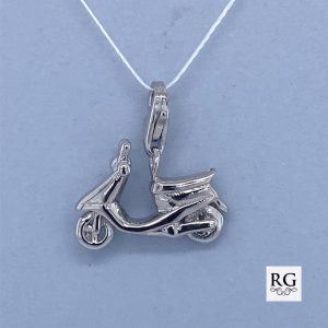 925 RH PL 3D SCOOTER CHARM - 20X17 - 2.8g <br/>M10343