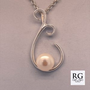 925 WH FW PEARL OUTLINE T/DROP PEND - 40X20  5.1g <br/>M10391