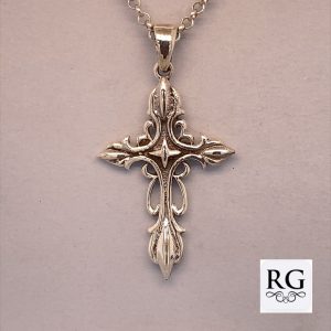 925 OXI OPEN CUT FRILLY CROSS - 43X23 - 4.05g <br/>M10690