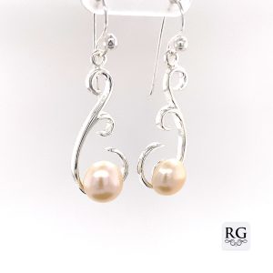 925 WH FW PEARL OUTLINE T/DROP EAR - 43X13 - 6.4g <br/>M11561