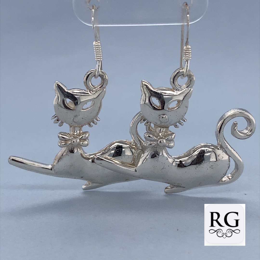 925 LAYING DOWN CAT DANGLE EARRINGS - 37X31 - 9.3g <br/>M12260