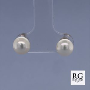 925 WHITE FW PEARL STUDS - 6MM - 0.78g <br/>M12269