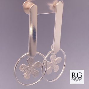 925 SCRATCH FLOWER CIRCLE BAR LONG EAR 50X22 6.8g  <br/>M12442