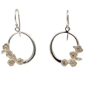925 MATT 3D FLOWERS ON OPEN OVAL DROP EAR 40X26  <br/>M12989