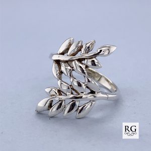 925 OXI CROSS OVER IVY LEAF RING - 25MM <br/>M13622