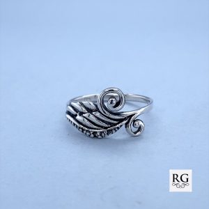 925 OXI TWIRLY ANGEL WING RING - 11MM <br/>M13820