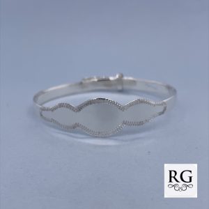 925 ENG SCALLOP BABY BANGLE - 12MM - 45DIA - 4.1g <br/>M17048
