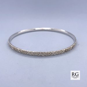 925 FLOWERS COMFI-FIT BANGLE - 4MM <br/>M18003