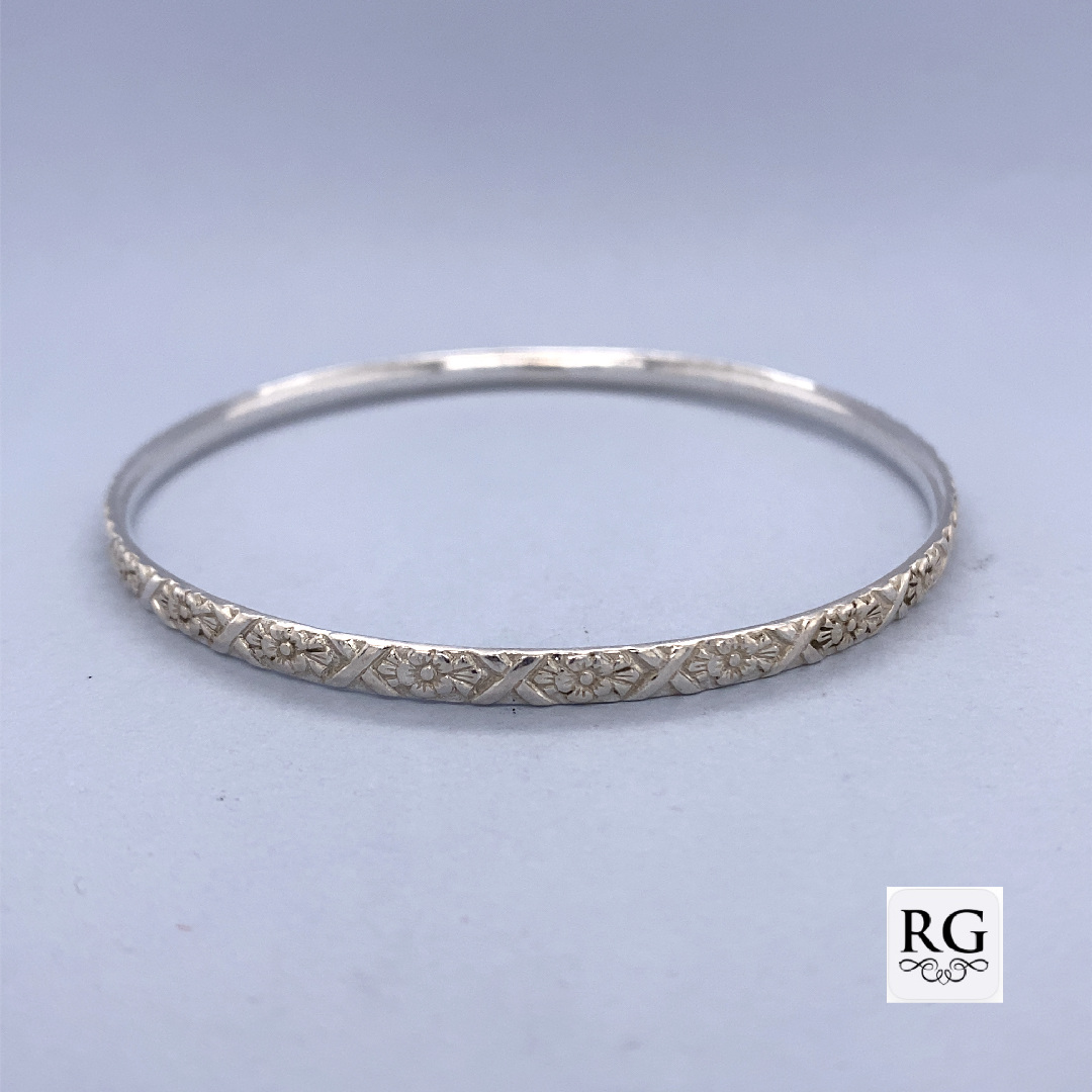 925 FLOWERS COMFI-FIT BANGLE - 4MM <br/>M18003
