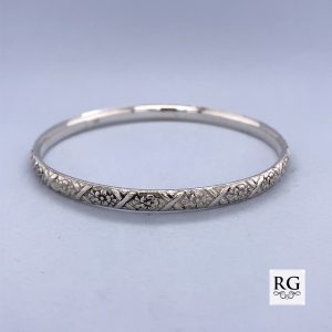 925 FLOWERS COMFI-FIT BANGLE - 6MM <br/>M18004