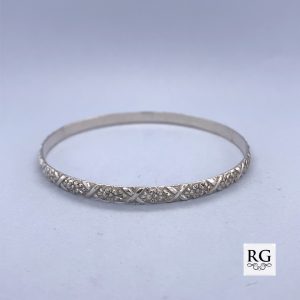 925 FLOWERS ETCHED D-SHAPE BANGLE - 4MM <br/>M18005