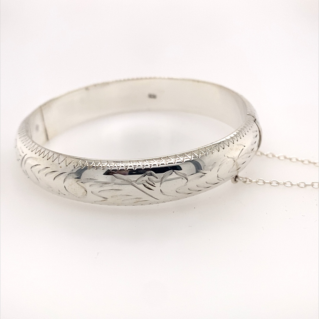 925 HOLLOW ENG D-SHAPE HINGE BANGLE - 11MM <br/>M18025