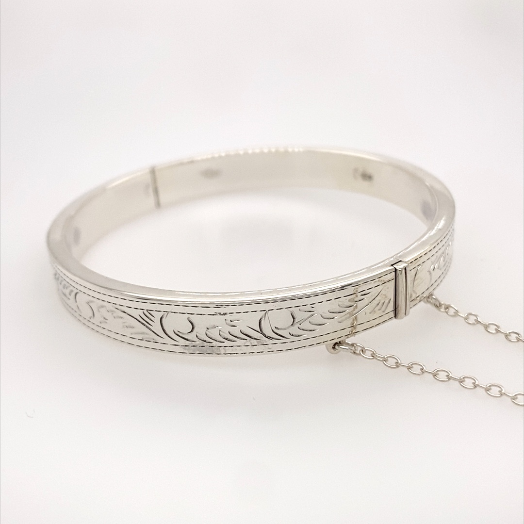 925 HOLLOW ENG FLAT HINGE BANGLE - 8MM <br/>M18027