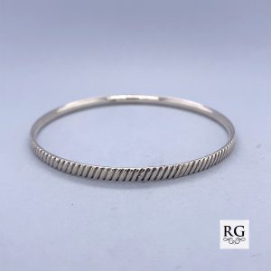 925 SLANTING LINES COMFI-FIT BANGLE - 4MM - 12g <br/>M18100.65