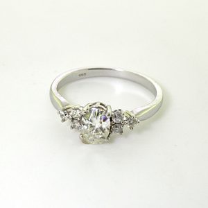 18CT WG OV 0.90CT MOIS 6DR:0.22CT GH DIA RING -3g  <br/>M3228
